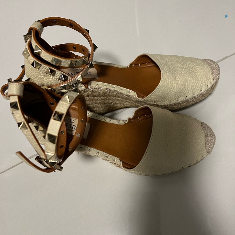Selling Valentino Garavani Rockstud 85 textured-leather wedge espadrilles